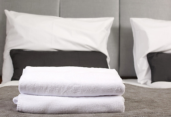 포토 JPG 해외이미지 디자인 여행 가구 의자 비즈니스 건축양식 베개 침구 탁자 호텔 휴가 휴식 바닥 아파트 주택 실내 사람없음 내부 목재 장식 가로 빛 카펫 침실 방 흰색 침대 램프 커튼 고급 우아함 시트 리빙 여관 더블 스타일 해외202004 해외포토 나무 건축 컬러 생활용품 컨셉 재료 숙소 조명 건물 파일형식 이미지허브