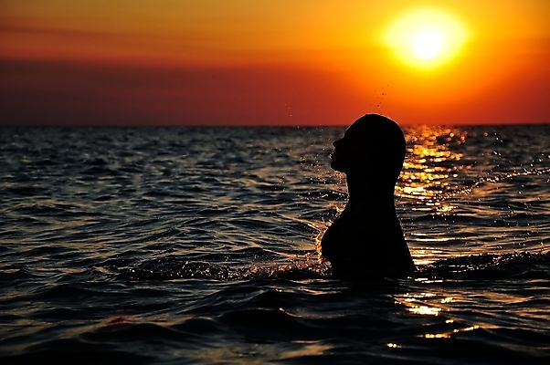 포토 JPG 해외이미지 모델 계절 여자 행복 바다 신체 자연 놀이 하늘 휴가 휴식 한명 사람 야외 물 여름 태양 어둠 기쁨 젖음 신선 해외202004 해외포토 자연요소 1 감정 컨셉 생태계 파일형식 이미지허브