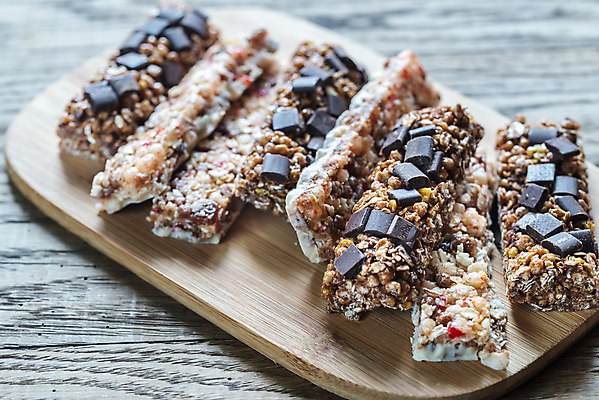 포토 JPG 해외이미지 실내 종류 사람없음 여러개 나무도마 에너지바 그래놀라 나무배경 해외202004 해외포토 음식 다수 백그라운드 도마 내부 목재 파일형식 이미지허브