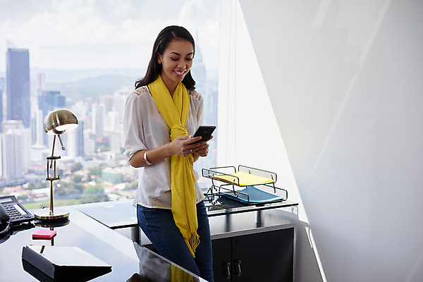 포토 JPG 해외이미지 라이프스타일 여자 행복 감정 인터넷 비즈니스 사업가 텍스트 창문 모바일 노동자 직장 한명 미소 웃음 사람 앉기 성인 스마트폰 사무실 고층빌딩 중국 기쁨 표현 잡기 도시 업무 작업 비즈니스우먼 메시지 종업원 책상 안드로이드 히스패닉 카피스페이스 혼혈 해외202004 해외포토 직업 1 아시아 가구 회사 모션 표정 빌딩 생활 핸드폰 스마트기기 공백 직장인 로봇 다문화 파일형식 이미지허브