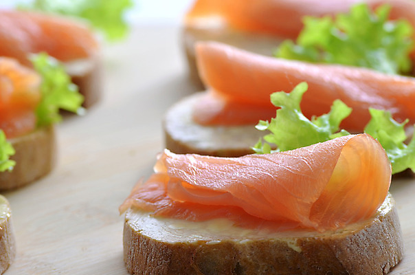 포토 JPG 해외이미지 음식 빵 잎 탁자 샌드위치 건강 어류 요리 사람없음 목재 장식 식사 신선 아침식사 상추 카나페 토스트 연어 버터 훈제 뷔페 해외202004 해외포토 나무 식물 가구 채소 재료 서양음식 수중동물 파일형식 이미지허브