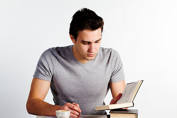 포토 JPG 해외이미지 학생 교육 남자 행복 텍스트 학교 성공 한명 미소 사람 책 초록색 청춘 연필 쌓기 사과 집중 책상 교과서 대학교 개발 해외202004 해외포토 1 감정 컬러 가구 컨셉 과일 모션 학용품 교재 표정 필기구 파일형식 이미지허브