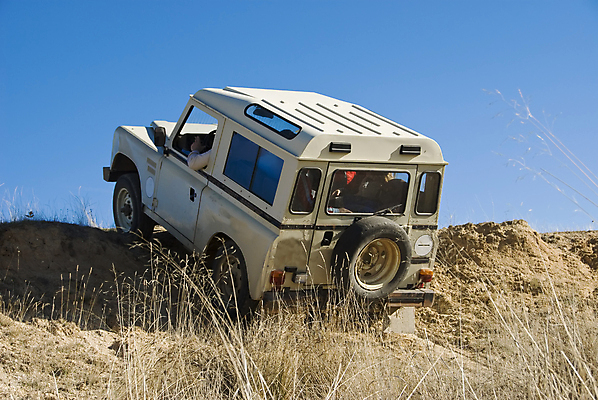 포토 JPG 해외이미지 도로 스포츠 여행 포즈 십자가 자국 자동차 하늘 풍경 사람없음 운동 힘 놀람 운전 레이싱 바퀴 클래식 크루즈 땅 지프 속도 재판 방법 비포장도로 선로 옛날 자동 조율 해외202004 해외포토 감정 길 육상교통 컨셉 배_교통 교통시설 모션 승용차 표정 건강 시합 법 파일형식 이미지허브