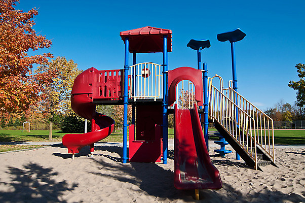 포토 JPG 해외이미지 나무 공원 잎 하늘 사람없음 야외 가로 빨간색 초록색 파란색 사진촬영 미끄럼틀 놀이터 해외202004 해외포토 식물 공공시설 컬러 놀이 촬영 놀이기구 파일형식 이미지허브