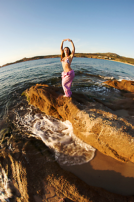 포토 JPG 해외이미지 라이프스타일 여자 행복 모래 바다 여행 요가 자연 하늘 휴가 휴식 천사 건강 한명 사람 풍경 성인 야외 물 여름 태양 유행 일몰 자유 무료 파라다이스 해외202004 해외포토 자연요소 1 웰빙 계절 감정 컨셉 생활 노을 생태계 파일형식 이미지허브
