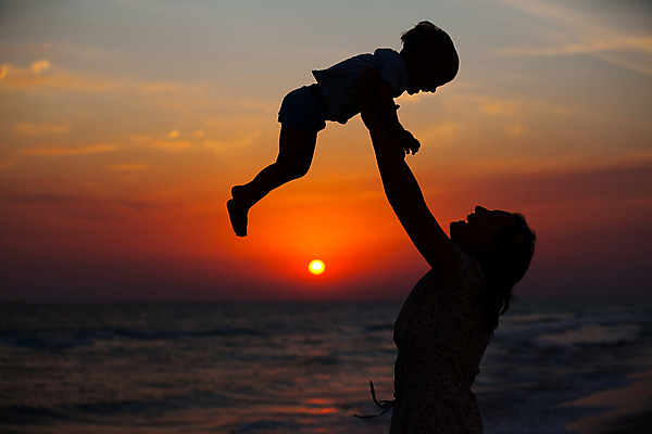 포토 JPG 해외이미지 전신 여자 남자 행복 실루엣 어린이 바다 가족 휴가 함께함 그림자 소년 상반신 성인 해변 야외 두명 여름 일몰 저녁 들어올리기 해외202004 해외포토 계절 감정 컨셉 관계 모션 촬영기법 사람 노을 야간 파일형식 이미지허브