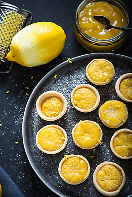 포토 JPG 해외이미지 전통 접시 음식 조각 부분 탁자 디저트 귤 사람없음 목재 장식 노란색 케이크 숟가락 시골 대접 신선 달콤 작음 먹기 레몬 크림 라임 충동구매 내추럴 프랑스어 채식주의자 커스터드 타르트 페스츄리 핸드메이드 해외202004 해외포토 나무 문자 식기 빵 컬러 가구 과일 재료 모션 수저 쇼핑 맛 크기 채식 파이_빵 과소비 파일형식 이미지허브