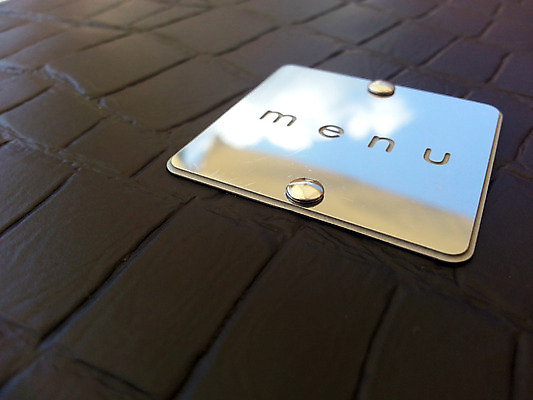 포토 JPG 해외이미지 접시 음식 텍스트 사람없음 금속 식당 검은색 덮개 가죽 메뉴 진짜 철강 해외202004 해외포토 식기 컬러 재질 상점 뚜껑 파일형식 이미지허브