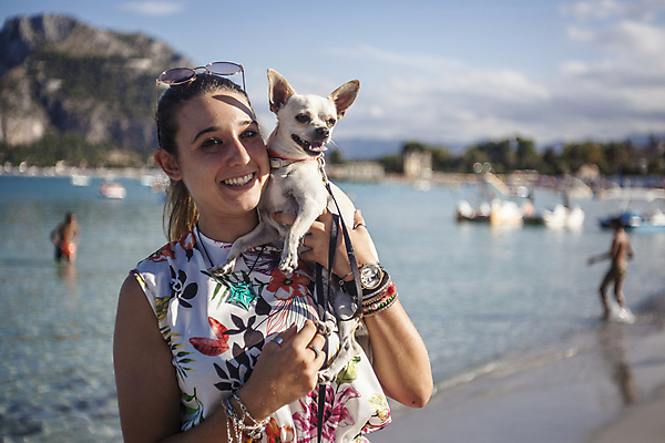 포토 JPG 해외이미지 동물 백인 라이프스타일 응시 여자 행복 얼굴 어린이 백그라운드 포옹 놀이 함께함 사랑 사람 사람없음 야외 반려동물 유행 귀여움 우정 미니어처 흰색 아기 개 강아지 작음 치와와 송곳니 기르기 해외202004 해외포토 서양인 시선 감정 컬러 컨셉 포유류 안기 생활 신체부위 친구 모형 치아 크기 돌봄 파일형식 이미지허브