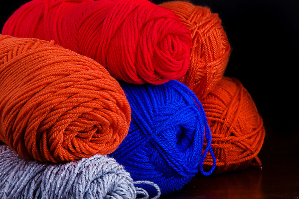 포토 JPG 해외이미지 디자인 취미 사람없음 빨간색 파란색 컬러풀 노란색 장비 고리 뜨개질 실 니트 만들기 양모 핸드메이드 해외202004 해외포토 컬러 상의 모션 직물 파일형식 이미지허브