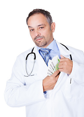 포토 JPG 해외이미지 직업 남자 행복 백그라운드 유니폼 돈 청진기 성공 건강 병원 한명 서기 미소 사람 성인 금융 약 쪽지 의사 유로 흰색 최고 절약 자신감 재산 주머니 큼 이익 외과 뇌물 월급 고립 돌봄 수입 의료성형뷰티 카피스페이스 해외202004 해외포토 1 옷 감정 컬러 컨셉 의학 의료기기 모션 표정 경제 공백 의료진 크기 파일형식 이미지허브