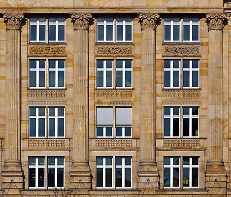 포토 JPG 해외이미지 백그라운드 패턴 건축양식 창문 유리 주택 사람없음 야외 장식 문 검은색 방 흰색 도시 역사 플랫 계획 그림 질감 서식 타운 일반 천연기념물 무료 옛날 줄서기 프랑크푸르트 해외202004 해외포토 건축 컬러 컨셉 무늬 모션 재질 독일 건물 파일형식 이미지허브