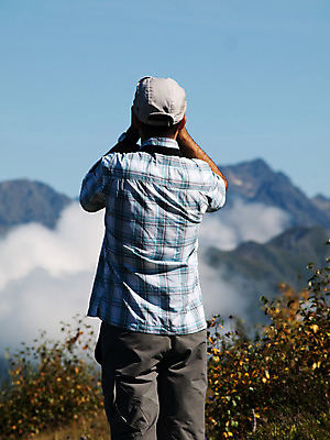 포토 JPG 해외이미지 구름 응시 옷 남자 자연 하늘 사람 사람없음 야외 쌍안경 관찰 손목시계 검색 비전 발견 절정 캡모자 해외202004 해외포토 자연요소 모자_잡화 시선 시계 장신구 모션 망원경 생태계 파일형식 이미지허브