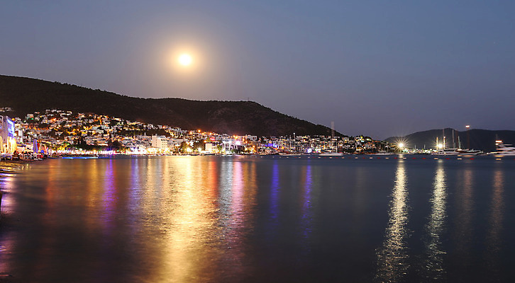 포토 JPG 해외이미지 바다 건축양식 주택 사람없음 여름 파란색 도시풍경 반사 항구 일몰 달 만 야간 언덕 포트 해외202004 해외포토 자연요소 계절 건축 컬러 교통시설 풍경 건물 노을 도시 파일형식 이미지허브