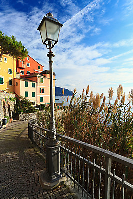 포토 JPG 해외이미지 유럽 길 바다 여행 건축양식 자연 하늘 휴가 거리 주택 풍경 사람없음 야외 건물 물 여름 파란색 울타리 마을 이탈리아 산책로 바위 램프 도시 지중해 철 장면 타운 옛날 해외202004 해외포토 자연요소 건축물 계절 건축 나라 컬러 조명 담장 돌_바위 생태계 파일형식 이미지허브
