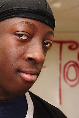 포토 JPG 해외이미지 라이프스타일 응시 남자 문화 아들 얼굴 어린이 청소년 한명 소년 10대 머리 검은색 페인트 표현 도시 자신감 그래피티 시원함 세대 깡패 남동생 빈민가 사춘기 어려움 흉터 생존 스타일 해외202004 해외포토 1 시선 감정 컬러 가족 사람 생활 신체부위 낙서 상처 그림 동생 파일형식 이미지허브