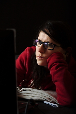 포토 JPG 해외이미지 백인 학생 응시 여자 교육 안경 얼굴 백그라운드 인터넷 피곤 한명 사람 빨간색 노트북 스터디 컴퓨터 스크린 공책 어둠 업무 네트워크 야간 저녁 지루함 스웨터 집중 중독 거짓말 소셜 흥미 해외202004 해외포토 자연요소 서양인 1 시선 잡화 감정 컬러 컨셉 상의 문구용품 신체부위 전자제품 학습 작업 파일형식 이미지허브