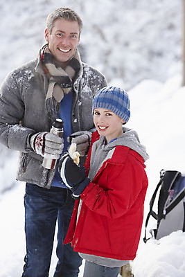 포토 JPG 해외이미지 전신 백인 계절 남자 행복 아들 커피 어린이 겨울 밭 가족 날씨 미소 웃음 사람 풍경 여러명 야외 두명 세로 30대 걷기 냉동 목도리 산책 추위 마시기 아빠 차 플라스크 즐거움 장면 단절 따뜻한음료 눈내림 해외202004 해외포토 서양인 잡화 감정 음료 다수 농업 관계 모션 휴식 눈_날씨 표정 실험기구 장년 파일형식 이미지허브