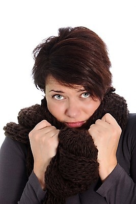 포토 JPG 해외이미지 응시 계절 여자 겨울 포옹 날씨 갈색머리 따뜻함 한명 사람 유행 목도리 고통 추위 슬픔 니트 목 온도 양모 고립 해외202004 해외포토 1 헤어스타일 시선 잡화 감정 상의 안기 신체부위 직물 파일형식 이미지허브