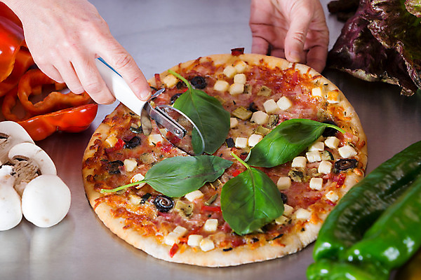 포토 JPG 해외이미지 직업 손 여자 조각 토마토 채소 피자 요리 한명 빨간색 초록색 주방 식당 요리사 버섯 이탈리아 샐러드 상추 자르기 지중해 종업원 후추 덩어리 커터 피자집 해외202004 해외포토 1 유럽 음식 바다 컬러 모션 패스트푸드 서양음식 사람 신체부위 상점 향신료 파일형식 이미지허브