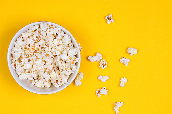 포토 JPG 해외이미지 접시 음식 다이어트 탁자 건강 옥수수 요리 사람없음 가로 노란색 쌓기 텔레비전 대접 신선 사발 클래식 달콤 맛 컨테이너 영화관 극장 먹기 양동이 가득함 필름 영화 알맹이 슛 팝콘 소금 솜털 흙더미 짠맛 팝 해로움 해외202004 해외포토 식기 산업 컬러 가구 컨셉 모션 문화예술 곡류 전자제품 흙 사기그릇 파일형식 더미 이미지허브