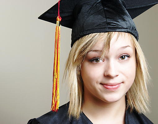 포토 JPG 해외이미지 백인 학생 여자 행복 학사모 졸업 성공 졸업생 한명 사람 청춘 검은색 흰색 축하 졸업가운 자신감 졸업장 대학교 증명서 해외202004 해외포토 서양인 모자_잡화 1 교육 감정 컬러 컨셉 학교 가운 파일형식 이미지허브