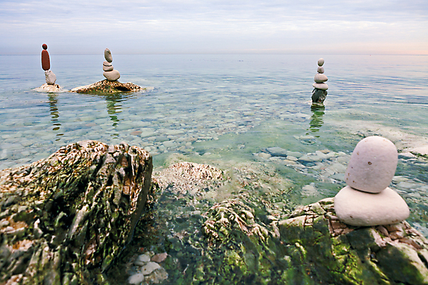 포토 JPG 해외이미지 선 컨셉 자연 휴식 풍경 사람없음 가로 물 파란색 반사 쌓기 평화 침묵 고요 조약돌 바위 명상 암초 평형 해외202004 해외포토 자연요소 컬러 모션 수영 소리 돌_바위 생태계 파일형식 이미지허브
