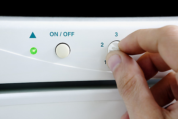 포토 JPG 해외이미지 손 컨셉 가사 가정 버튼 주택 건조 사람없음 환경 기계 에너지 흰색 빨래 화장실 세탁기 청소부 위생관리 자동 프로그램 효율 해외202004 해외포토 직업 컬러 관리 건물 신체부위 가전제품 파일형식 이미지허브