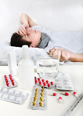 포토 JPG 해외이미지 백인 1 손 남자 얼굴 티셔츠 베개 주택 실내 피곤 한명 사람 10대 소파 알약 약 머리 고통 추위 침대 잡기 잠 질병 온도계 저녁 싱글 거짓말 마약 인플루엔자 치료제 혼자 해외202004 해외포토 서양인 감정 가구 컨셉 셔츠 의자 의학 침구 모션 청소년 내부 건물 신체부위 바이러스 야간 파일형식 이미지허브