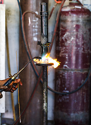 포토 JPG 해외이미지 직업 손 산업 안경 공장 자동차 불 사람 사람없음 빛 금속 장비 공구 손전등 업무 뜨거움 작업실 기술자 수리 제조 자르기 버너 가스 정비공 유지 배기가스 용접 용접공 자동 차고 철강 해외202004 해외포토 자연요소 잡화 육상교통 공업 모션 재질 조명 신체부위 도구 작업 파일형식 이미지허브