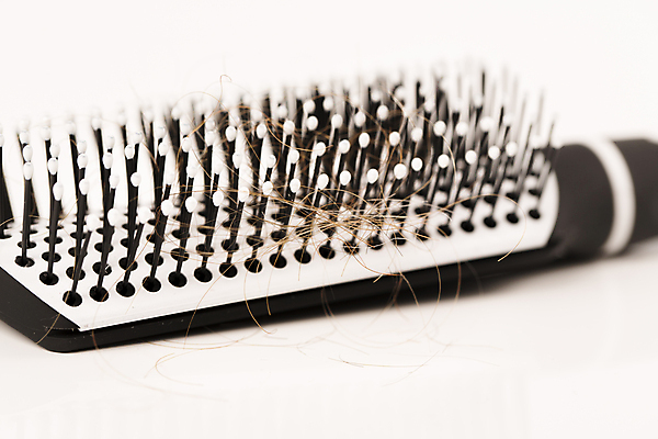 포토 JPG 해외이미지 근접촬영 사람없음 뷰티 머리카락 머리빗 흰배경 헤어관리 두피케어 탈모 탈모클리닉 해외202004 탈모예방 해외포토 뷰포인트 백그라운드 머리 흰색 미용용품 예방 클리닉 증상 파일형식 이미지허브