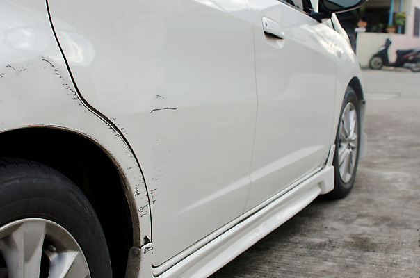 포토 JPG 해외이미지 공원 백그라운드 자동차 손잡이 사람없음 반사 문 페인트 손상 운전 흰색 수리 사건 타이어 스크래치 보험 깨짐 자동 해외202004 해외포토 공공시설 육상교통 컬러 컨셉 모션 파일형식 이미지허브