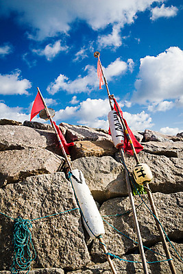 포토 JPG 해외이미지 산업 바다 하늘 낚시 사람없음 빨간색 파란색 장비 공구 깃발 그물 보트 오브젝트 포트 어장 부표 해외202004 해외포토 컬러 배_교통 레저 도구 파일형식 이미지허브