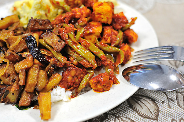 포토 JPG 해외이미지 라이프스타일 접시 음식 백그라운드 컨셉 다이어트 채소 재료 고추 밥 건강 요리 동양인 사람없음 빨간색 초록색 세트 식당 식사 저녁식사 뜨거움 매움 심플 지역 말레이시아 싱가폴 점심식사 채식주의자 해외202004 해외포토 식기 아시아 컬러 인종 생활 상점 맛 채식 파일형식 이미지허브