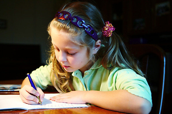 포토 JPG 해외이미지 학생 교육 종이 어린이 탁자 주택 창조 한명 운동 펜 책상 해외202004 해외포토 1 가구 건강 사람 건물 필기구 파일형식 이미지허브