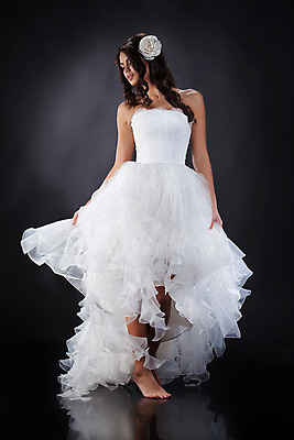 포토 JPG 해외이미지 백인 모델 1 라이프스타일 헤어스타일 드레스 여자 행복 감정 결혼 백그라운드 맨발 한명 사람 성인 청춘 반사 유행 기쁨 기다림 복지 고립 사춘기 해외202004 해외포토 서양인 옷 컨셉 모션 발 이벤트 생활 사회이슈 파일형식 이미지허브