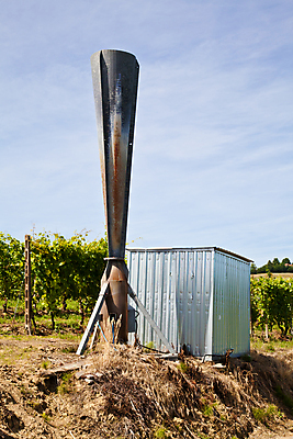 포토 JPG 해외이미지 계절 날씨 사람없음 야외 여름 와인 냉동 얼음 봄 이탈리아 손상 젖음 추위 공구 업무 보호 위험 시원함 예방 포도밭 폭풍 문제 대포 보험 유지 산기슭 나쁜 재앙 폭풍우 피에몬테 해외202004 해외포토 자연요소 유럽 무기 컨셉 밭 산 주류 도구 작업 비_날씨 자연재해 파일형식 이미지허브