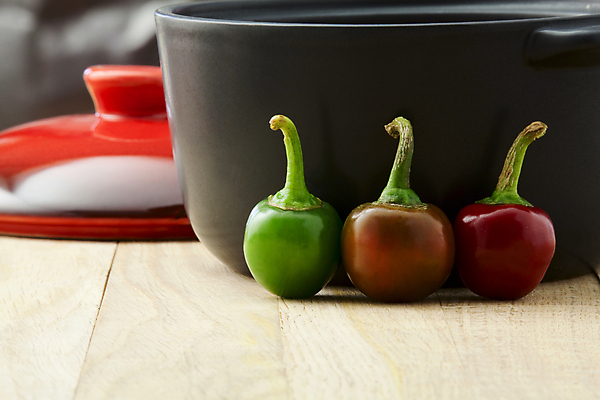 포토 JPG 해외이미지 문화 음식 채소 과일 자연 고추 건강 요리 사람없음 빨간색 초록색 금속 주방 검은색 장비 뚜껑 기구 그룹 냄비 먹기 향신료 오브젝트 후추 철강 해외202004 해외포토 컬러 모션 재질 솥 생태계 향미료 파일형식 이미지허브