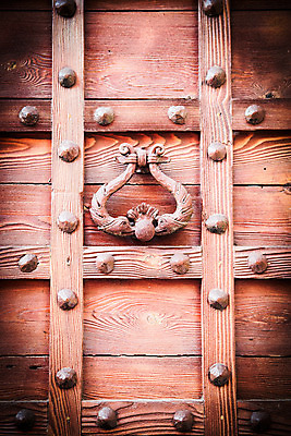 포토 JPG 해외이미지 전통 건축양식 주택 손잡이 어류 사람없음 목재 장식 갈색 성당 문 금속 이탈리아 골동품 화려 중세 닫기 철 묘사 복고 대문 문고리 청동 고물 노크 수녀원 옛날 정문 해외202004 해외포토 나무 건축 유럽 컬러 컨셉 재료 종교건축 모션 재질 건물 수중동물 역사 파일형식 이미지허브