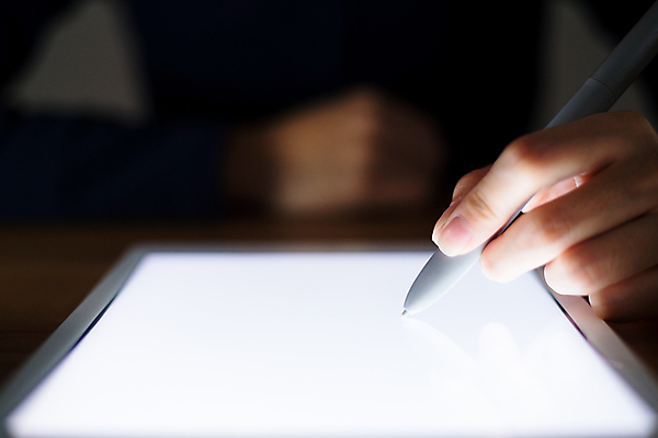 포토 JPG 해외이미지 손 들기 아웃포커스 신체부위 태블릿 그리기 태블릿펜 해외202004 해외포토 모션 촬영기법 사람 전자제품 스마트기기 펜 파일형식 이미지허브