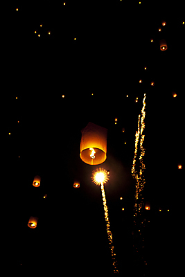 포토 JPG 해외이미지 폭죽 사람없음 야외 빛 야간 풍등 풍등날리기 풍등놀이 풍등행사 풍등축제 해외202004 해외포토 자연요소 놀이 조명 이벤트 등축제 파일형식 이미지허브