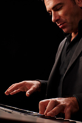 포토 JPG 해외이미지 남자 음악 중년 연주 검은배경 실내 한명 상반신 옆모습 피아니스트 중년남자한명만 해외202004 해외포토 1 뷰포인트 백그라운드 문화예술 사람 성인 내부 검은색 연주자 남자한명만 중년남자만 파일형식 이미지허브