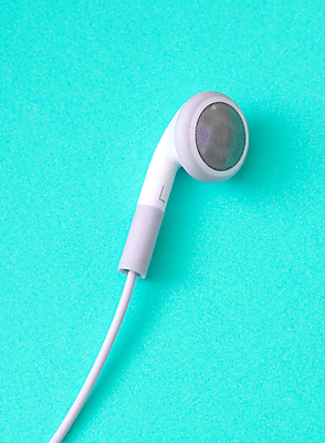 포토 JPG 해외이미지 행복 음악 이어폰 노래 성인 사람없음 파란색 헤드폰 소리 듣기 MP3 휴대용 전자 오디오 고립 뮤지컬 플레이어 힙스터 해외202004 해외포토 패션 감정 컬러 음향기기 모션 문화예술 사람 전자제품 오브젝트 파일형식 이미지허브