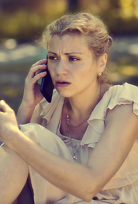 포토 JPG 해외이미지 학생 응시 여자 얼굴 인터넷 통신 모바일 세포 한명 사람 야외 스마트폰 핸드폰 독서 놀람 표현 네트워크 메시지 전화기 복고 충격 부름 문자메시지 반응 소셜 필터 셀룰러 해외202004 해외포토 1 시선 감정 모션 표정 신체부위 전자제품 스마트기기 파일형식 이미지허브