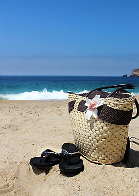 포토 JPG 해외이미지 여자 꽃 안경 모래 파도 바다 여행 가방 휴가 휴식 사람없음 장식 물 여름 파란색 빛 모래사장 흰색 선탠 샌들 활 휴양지 밀짚 해외202004 해외포토 자연요소 식물 잡화 계절 컬러 신발 컨셉 사람 장소 짚 파일형식 이미지허브