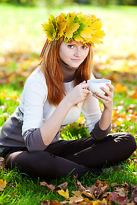 포토 JPG 해외이미지 백인 1 학생 계절 공원 여자 음료 음식 백그라운드 단풍 잎 자연 날씨 휴식 왕관 건강 한명 사람 성인 야외 10대 컵 노란색 화환 기쁨 황금 숲 명상 위치 빨간머리 땅바닥 사춘기 해외202004 해외포토 서양인 식물 헤어스타일 식기 공공시설 꽃 감정 컬러 컨셉 청소년 바닥 생태계 파일형식 이미지허브