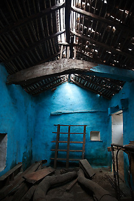 포토 JPG 해외이미지 창문 주택 실내 그림자 사람없음 건물 목재 파란색 빛 햇빛 방 버리기 먼지 옛날 파멸 해외202004 해외포토 나무 건축물 컬러 컨셉 재료 모션 내부 태양 파일형식 소멸 이미지허브