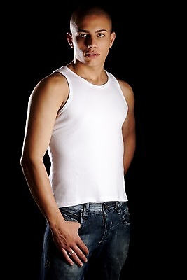포토 JPG 해외이미지 스튜디오촬영 남자 검은배경 한명 성인 검은색 힘 흰색 탱크톱 대머리 히스패닉 해외202004 해외포토 1 헤어스타일 컬러 백그라운드 상의 실내 사람 파일형식 이미지허브