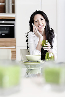 포토 JPG 해외이미지 라이프스타일 여자 행복 의자 모바일 휴식 주택 세포 대화 한명 앉기 성인 스마트폰 주방 기쁨 잡기 업무 작업 아침식사 정상 전화기 채팅 스타일 해외202004 해외포토 1 감정 가구 컨셉 모션 말하기 사람 건물 생활 핸드폰 스마트기기 식사 파일형식 이미지허브