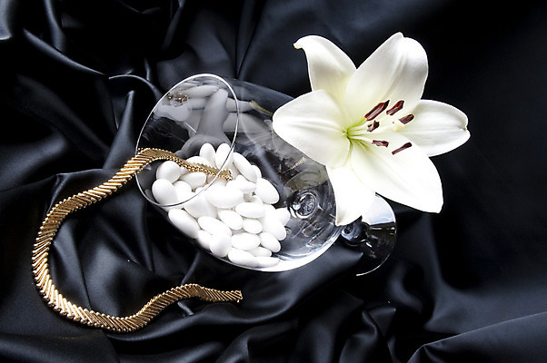 포토 JPG 해외이미지 꽃 결혼 팔찌 유리 발렌타인데이 사랑 사람없음 귀걸이 반지 아내 황금 보석 에메랄드 다이아몬드 꽃가루 약혼 루비 해외202004 해외포토 식물 감정 장신구 데이이벤트 재질 이벤트 광석 가루 약속 파일형식 이미지허브